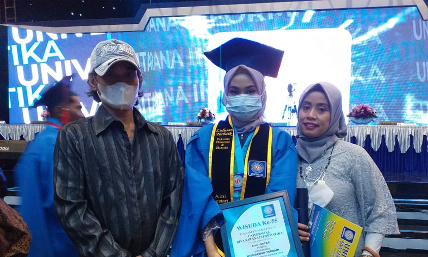 Anak Penjual Sosis, Tak Nyangka Jadi Wisudawan Terbaik dengan Predikat Cumlaude