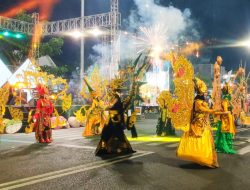 Mahasiswa/i Universitas BSI Kampus Kota Tegal Kenalkan Tradisi Moci Melalui Busana Di Tegal Pesisir Karnaval